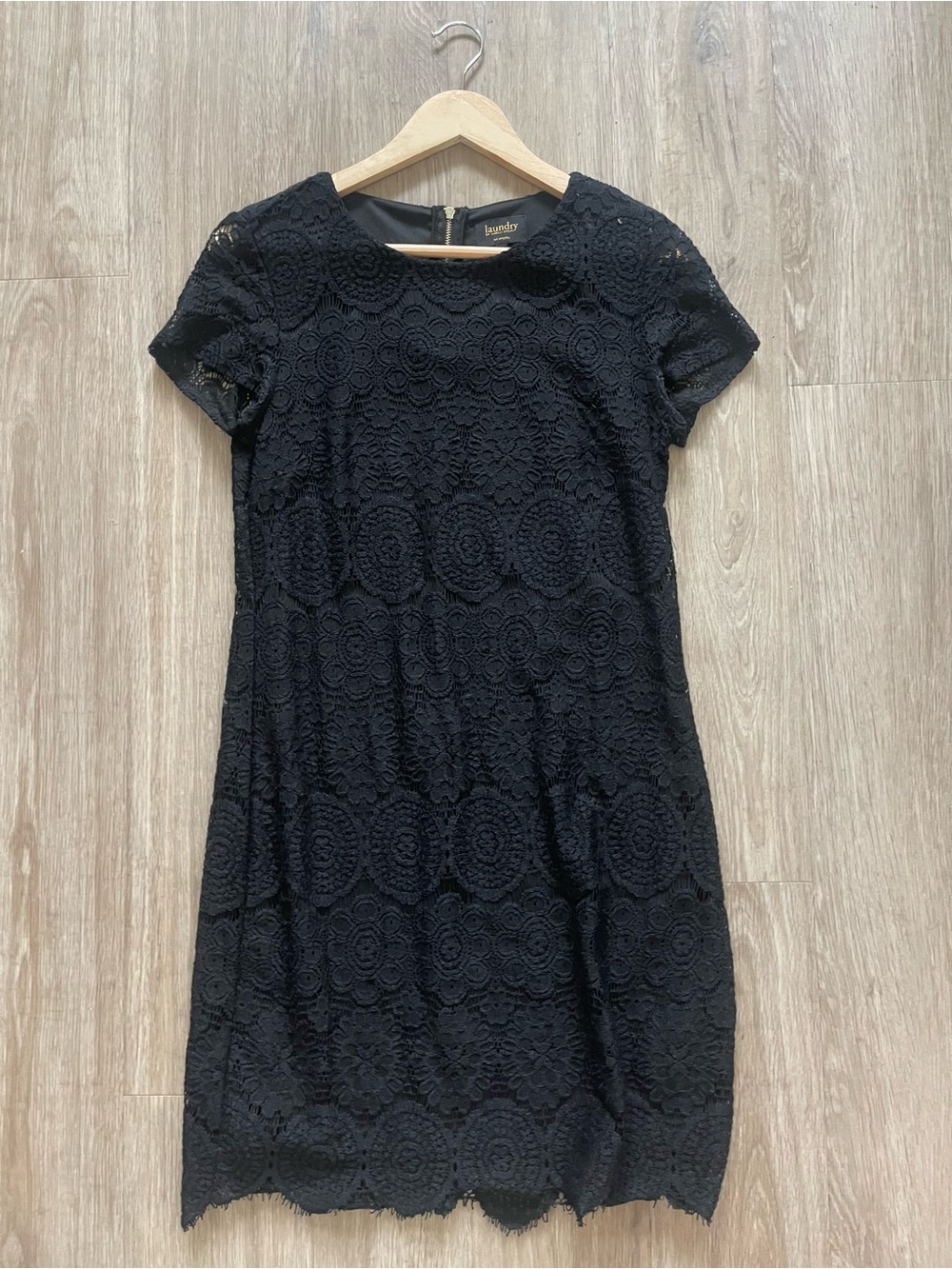 Laundry by Shelli Segal Black Lace Shift Dress Size 6 Scalloped Cocktail